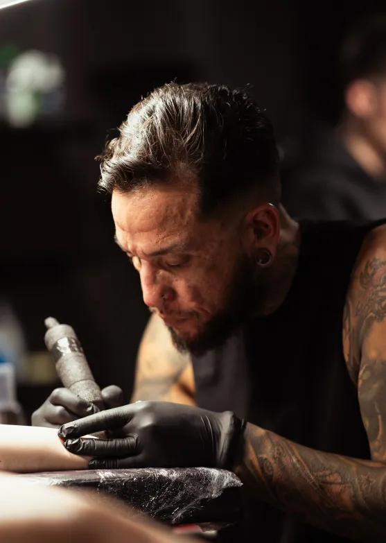 Rafael Salcedo, tatuador de Nero Tattoo Parlour