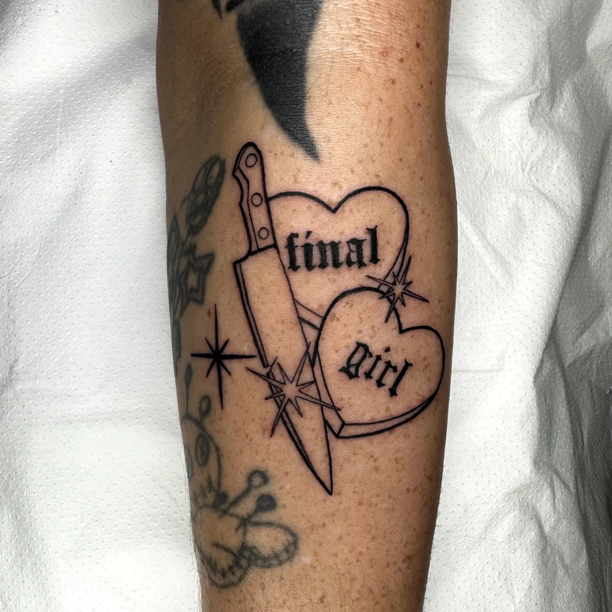 Tatuaje lineal de corazón en negro